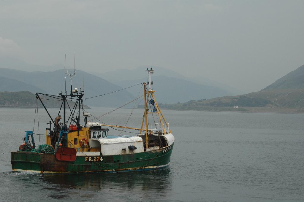 Fishing trawler - Wikipedia